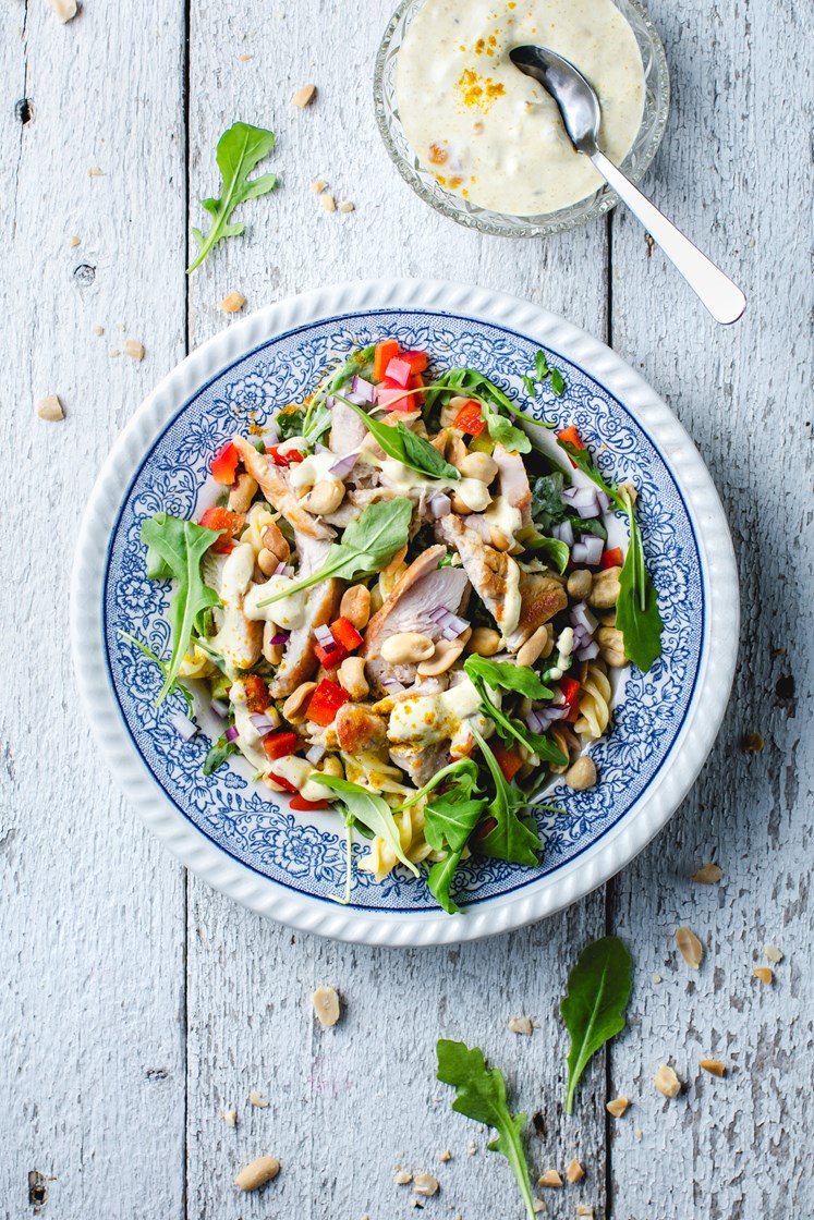 Pastasalat med kylling, eple, agurk, ruccola og nøtter servert med mango- og karridressing