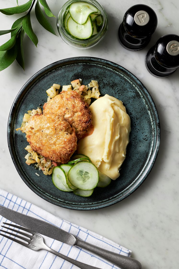 Mandel- och cheddarbiffar med potatispuré och timjanstekt äpple