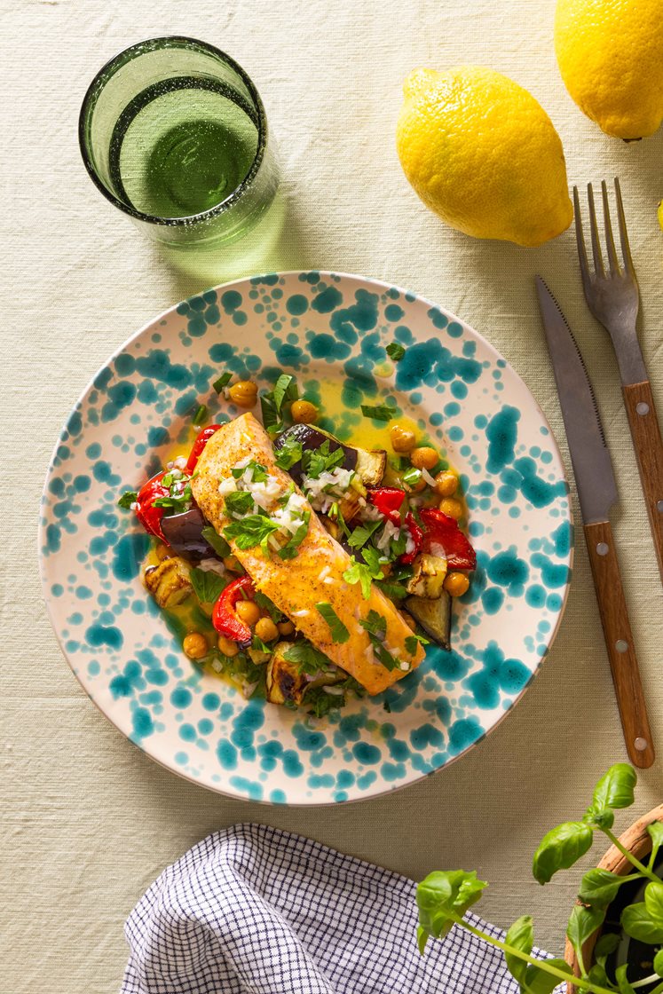 Salmone al limone con peperone, zucca e ceci, burro al prezzemolo