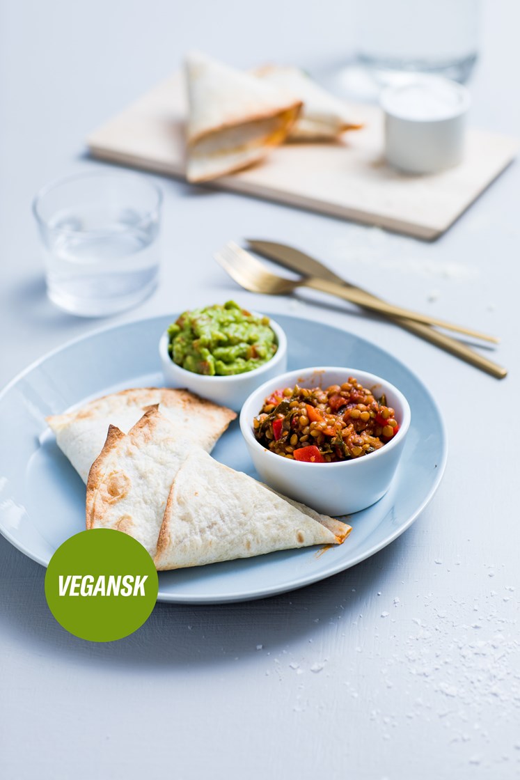 Tacosamosa med linser og grønnkål, servert med frisk guacamole