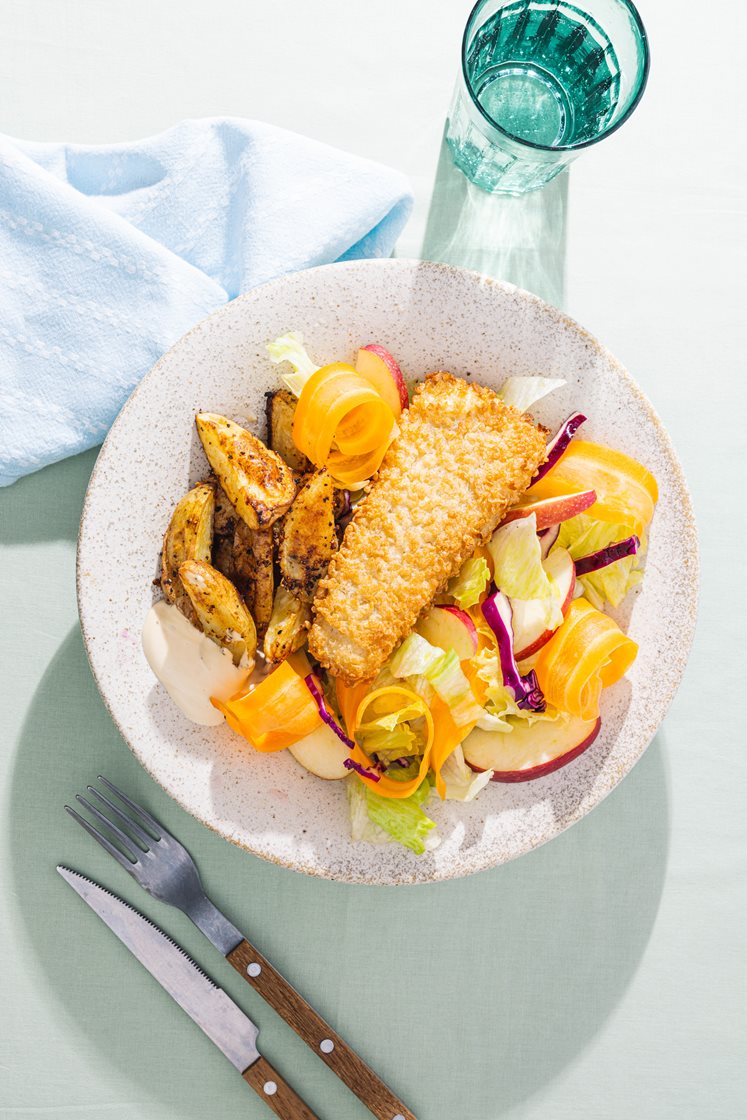 Salat med panert lysing, sitruskrydrede poteter og soyamajones