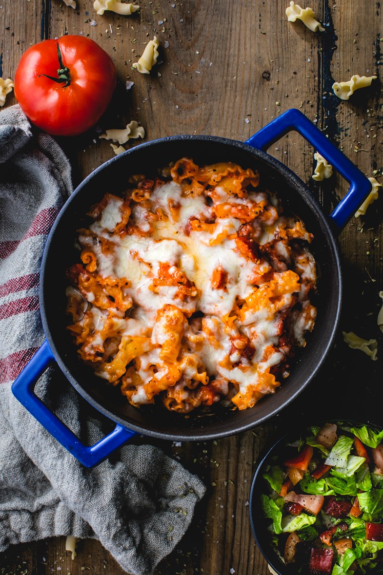 Pølsegrateng med pasta og mozzarella, frisk salat og crème fraîche