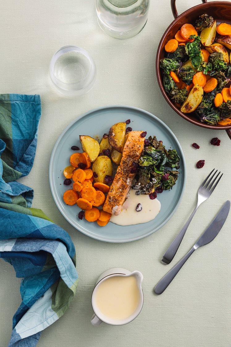 Sitruskrydret ørret med ovnsbakte poteter, rosettkål og smørsaus