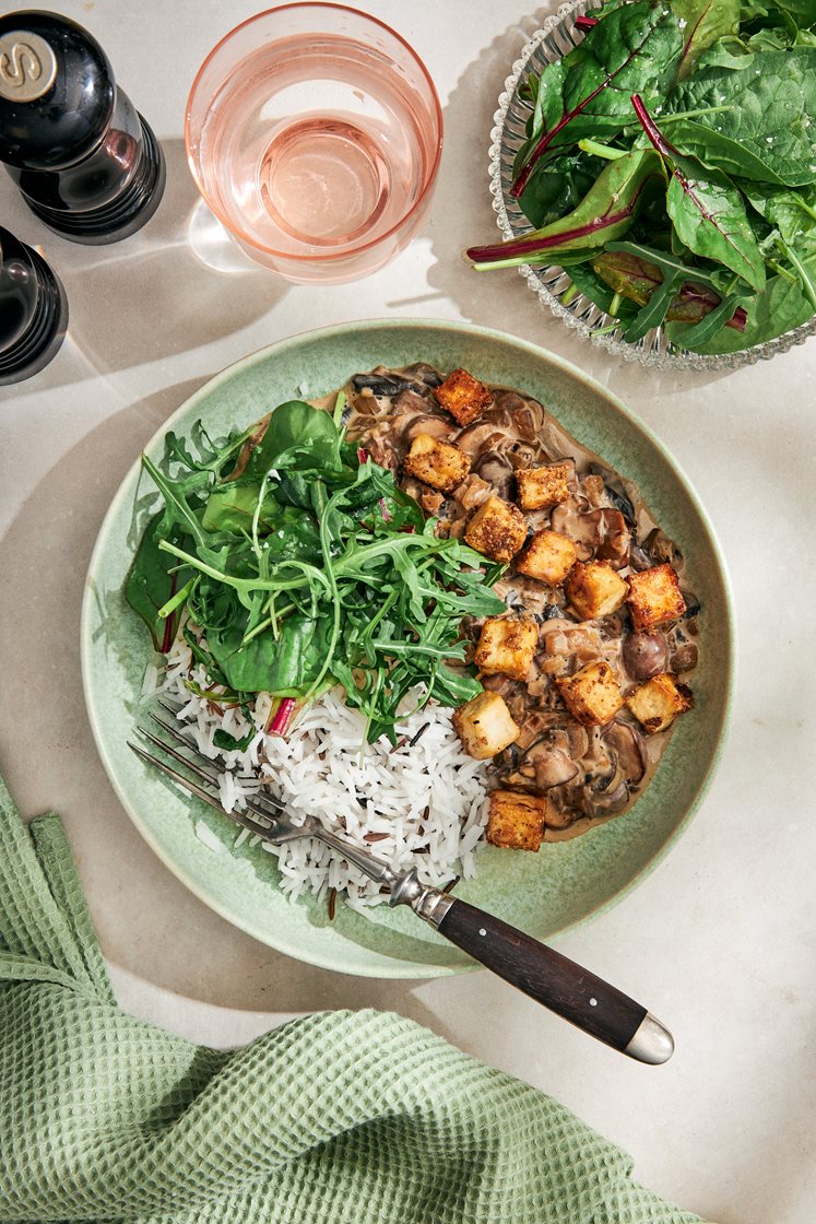 Svampstroganoff med fänkålsstekt tofu och vildris