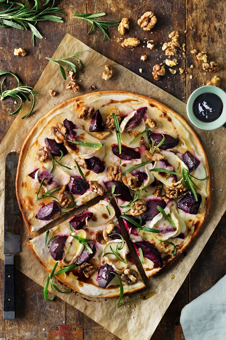 Chèvregratinerad rödbetspizza med valnötter, rosmarin och balsamicosirap
