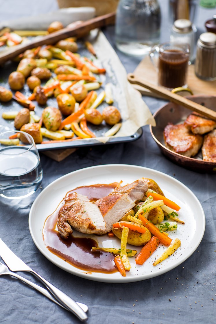 Røkt svinekam med persillebakte rotgrønnsaker og brun saus