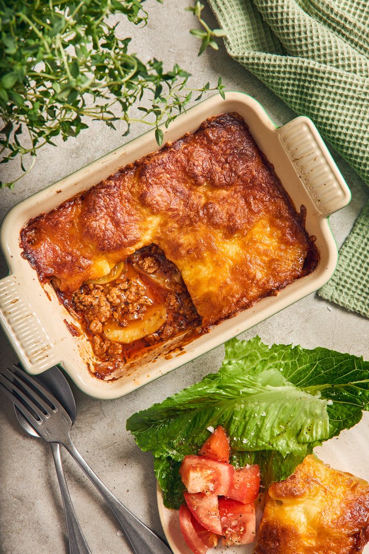 Mozzarellagratinerad färsgratäng med potatis och grönsallad