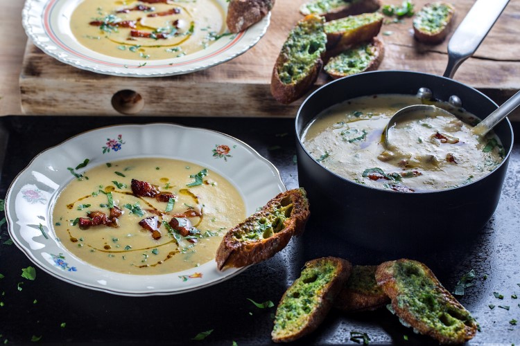 Hvit bønnesuppe med bacon og hvitløksbrød