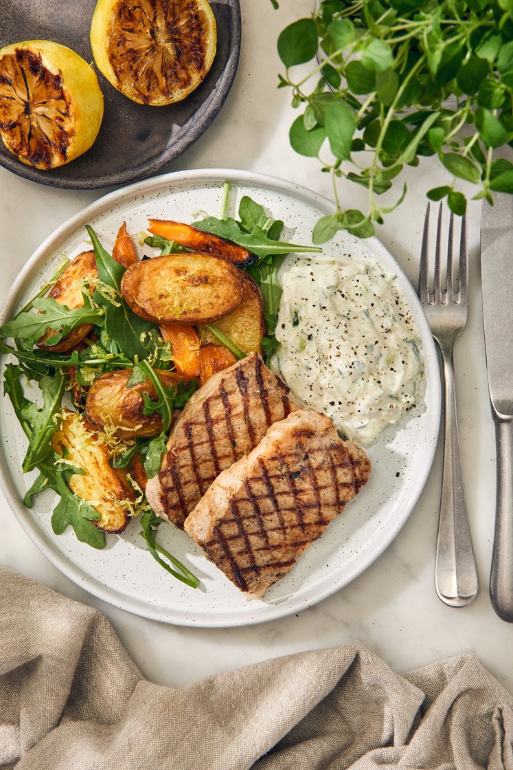 Grillad fläskkotlett med ruccola- och citronrostad potatis, tzatziki och grillad citron