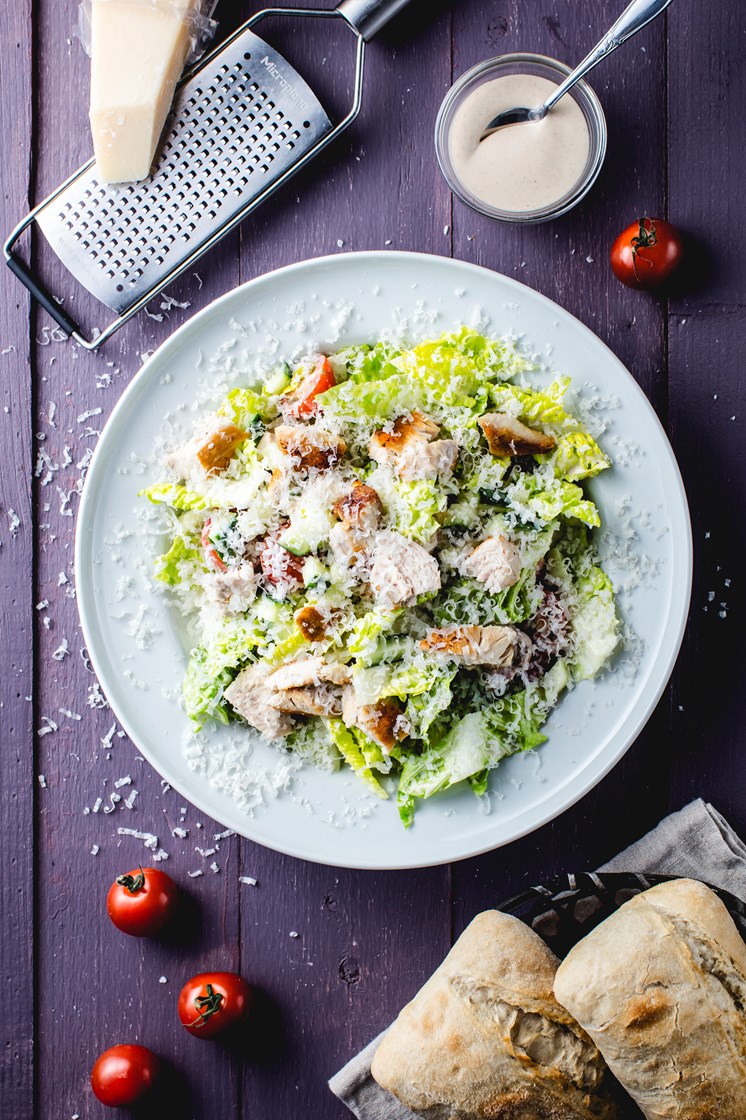 Kyllingsalat med cæsardressing, toast, agurk og cherrytomater