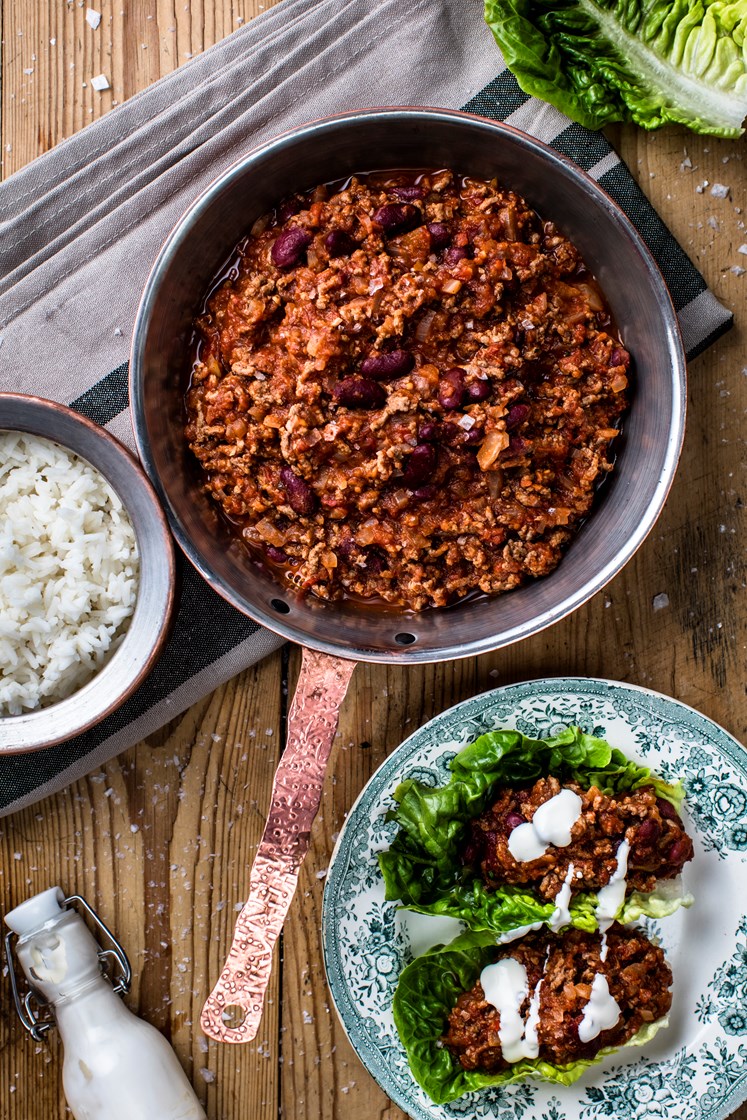 Chili con carne med salat, ris og rømmekolle 