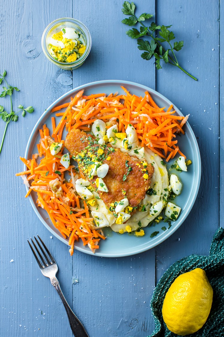 Sprøbakt torsk med potetmos, råkostsalat og eggesmør