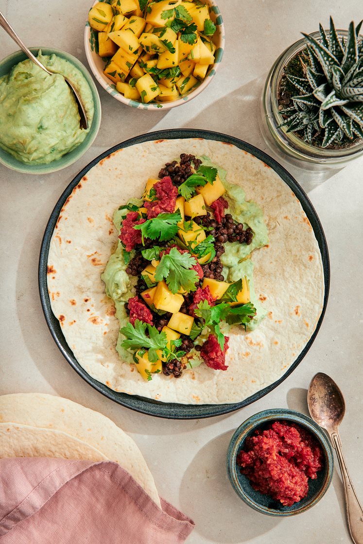 Tacos de lentejas - vegetarisk belugataco med avokadokräm och mangosalsa