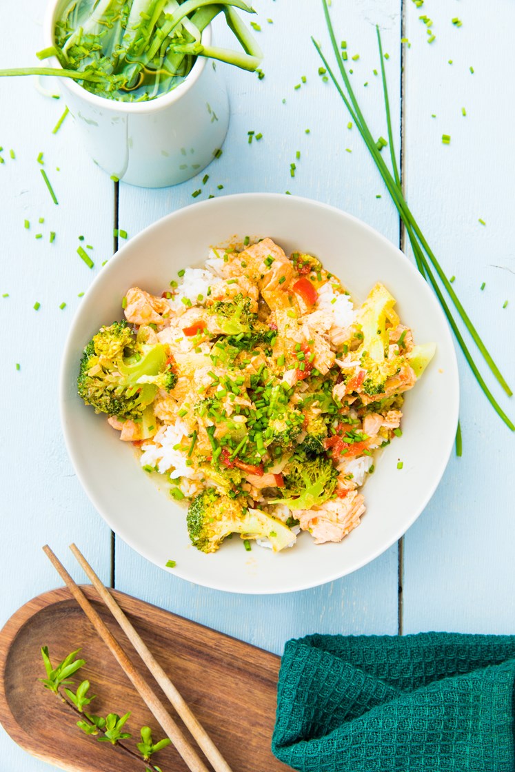 Laks i rød curry med basmatiris, brokkoli og gressløk