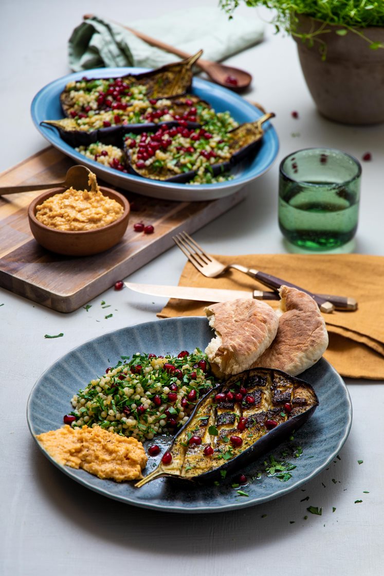 Ovnsbakt aubergine med perlecouscoussalat, multibrød og hummus