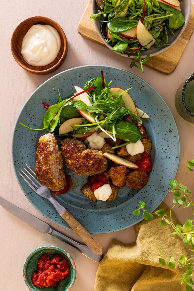 Salsicciaruller med krydrede poteter, tomatsalsa og eplesalat