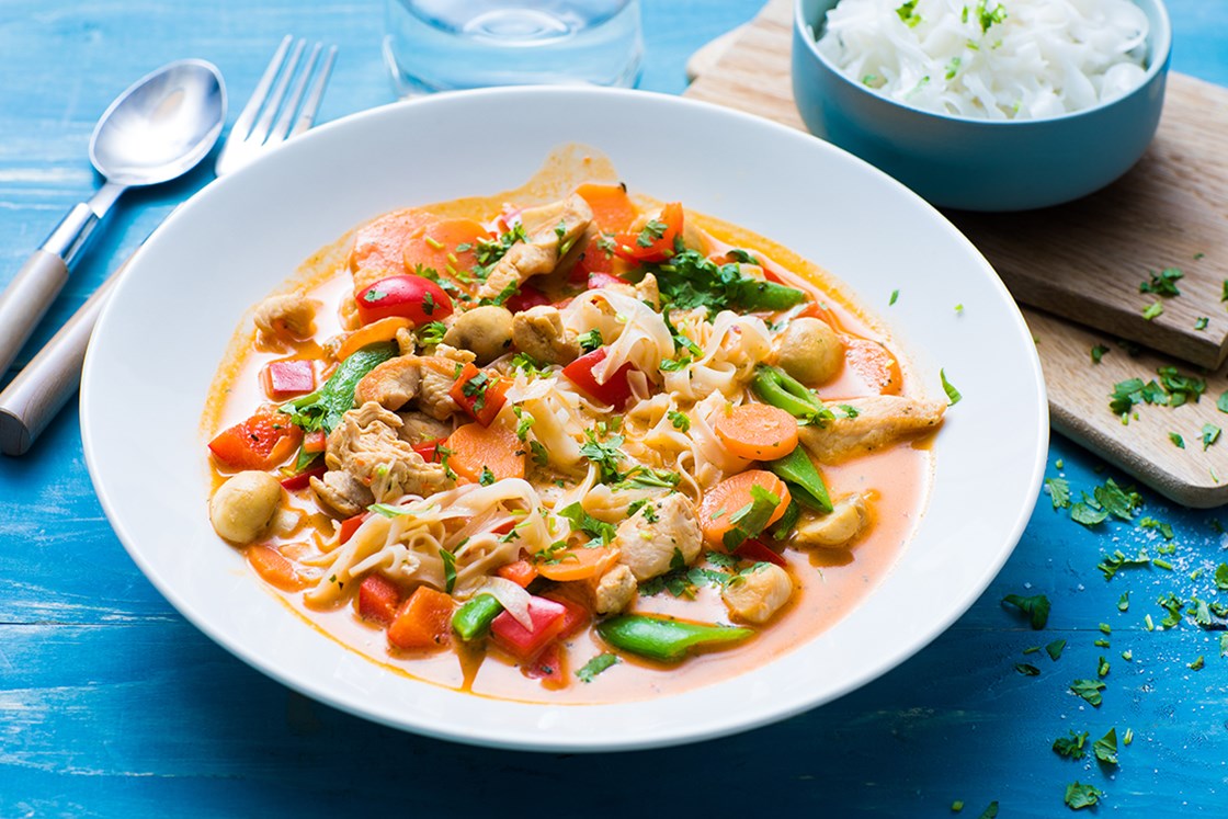 Red thai curry suppe med kylling og nudler