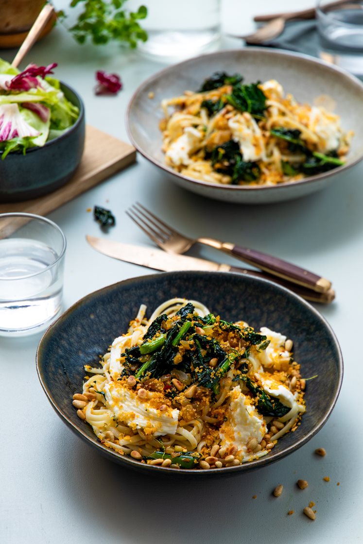 Linguine med hvitløkstekt sortkål og pinjekjerner