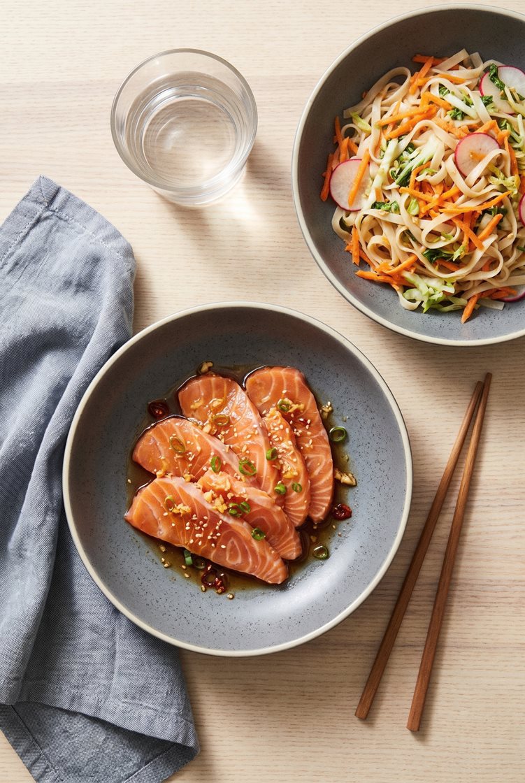 Sitrusmarinert sashimi med frisk risnudelsalat og spicy soyasaus