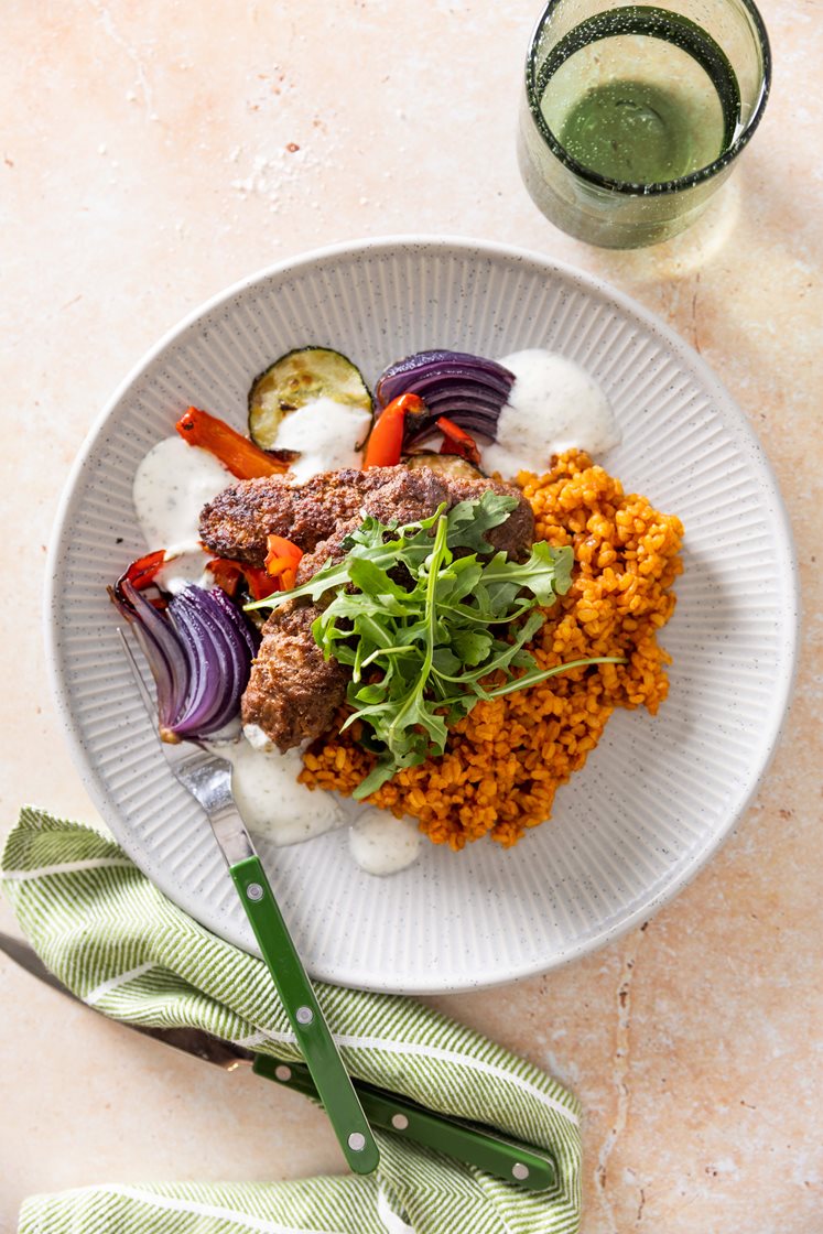 Adana-kebab med tomatbulgur, bakte grønnsaker og krydret yoghurt