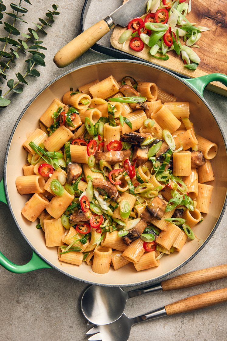 Krämig vegansk portabellopasta med sesamfrön och röd chili
