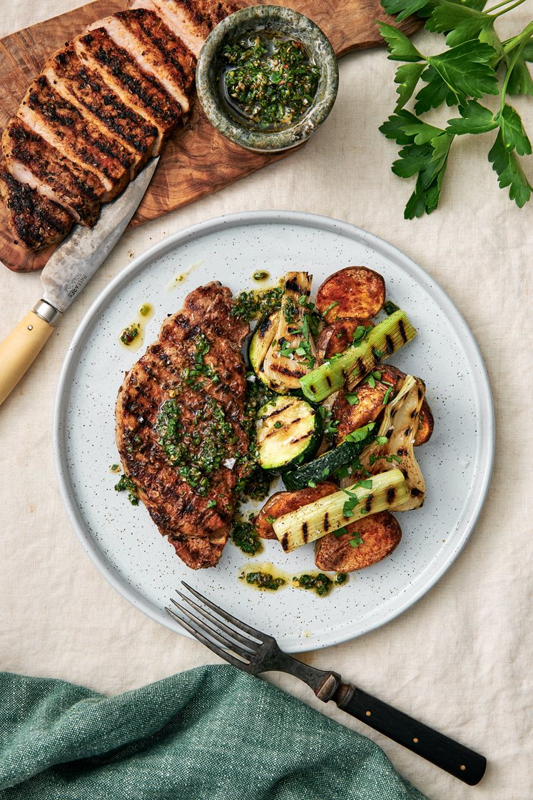 Grillad fläskkotlett med chimichurri, paprikarostad potatis och färsklök