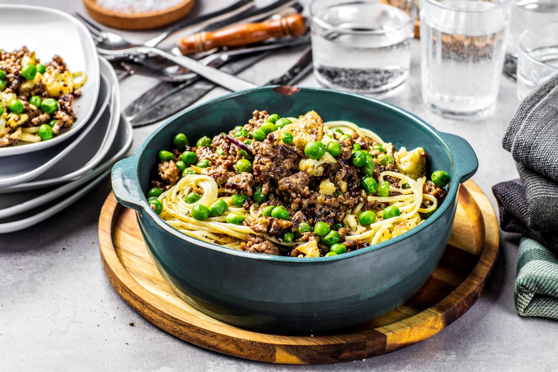 Pasta Linguine med kremet kjøttsaus og erter 