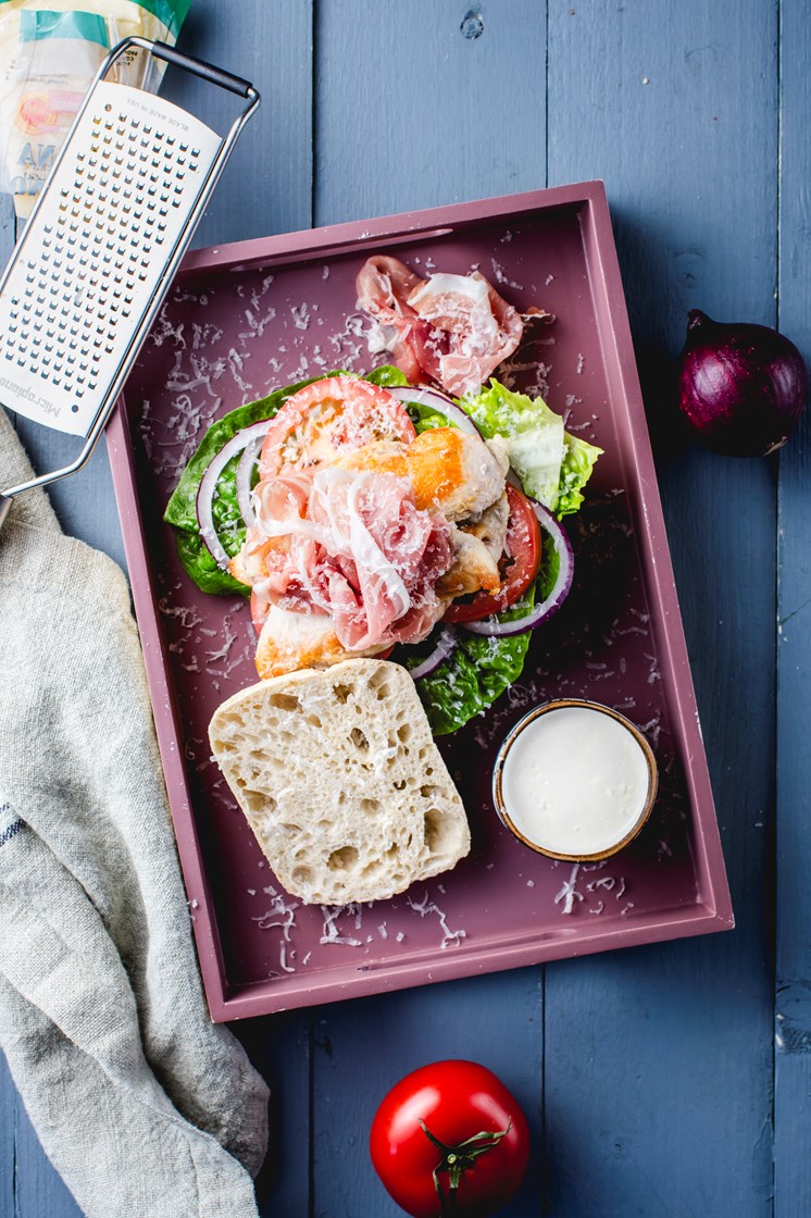 Kyllingsandwich med parmaskinke, tomat, salat og parmesandressing