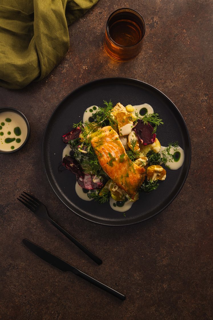 Stekt laksefilet med pepperrotsmørsaus, knuste småpoteter, bakt bete- og eplesalat og rosettkål