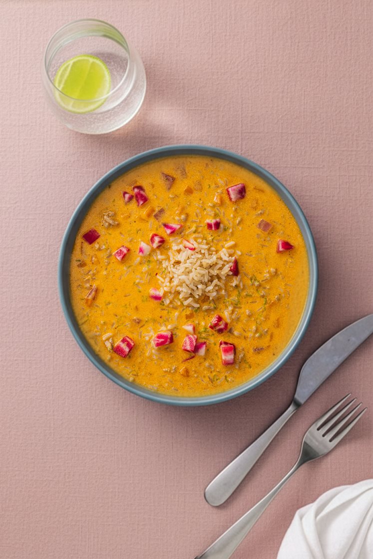 Rød karrysuppe med kylling, bolsjebede og lime