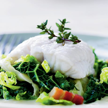 Hvid fisk dampet med savoykål og peberrodscreme