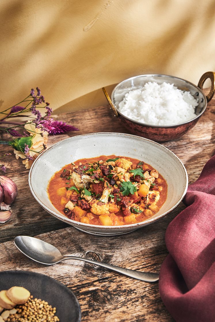 Navratan korma med bakt blomkål, koriander og cashewtopping 