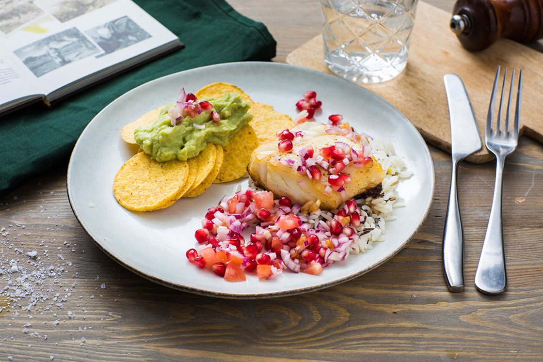 Torsk med guacamole, nachochips, granateple og villris