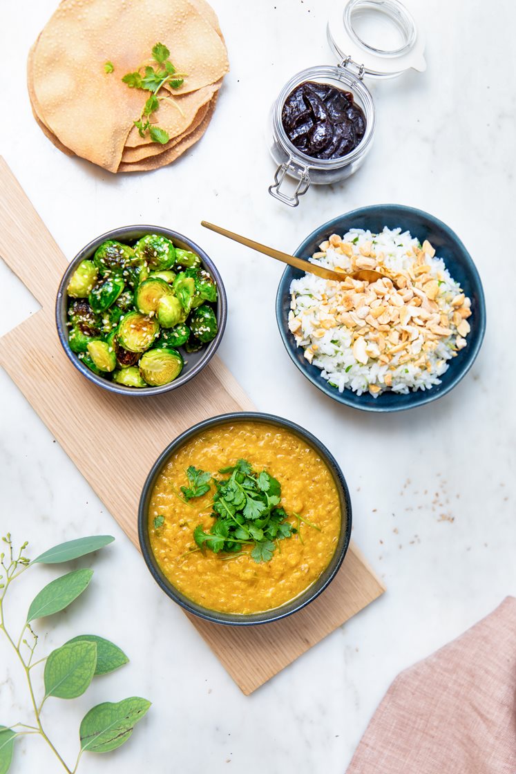 Indisk dhal med sesamstekt rosenkål, korianderris og daddelchutney