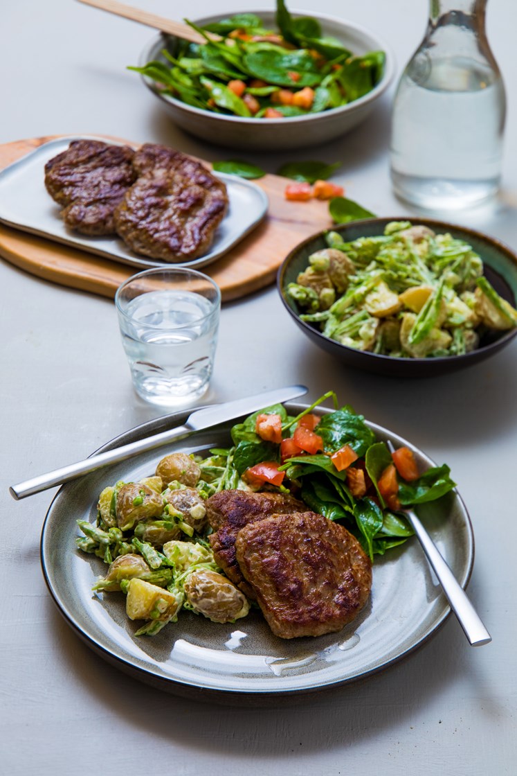 Stekte karbonader med spinatsalat og potetsalat med sennepsvinaigrette