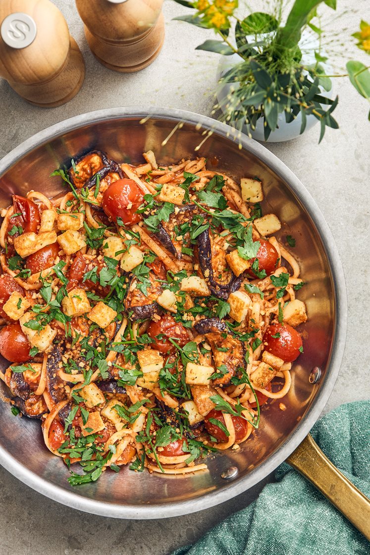 Linguine med aubergine- och tomatsås och pannoumiströssel