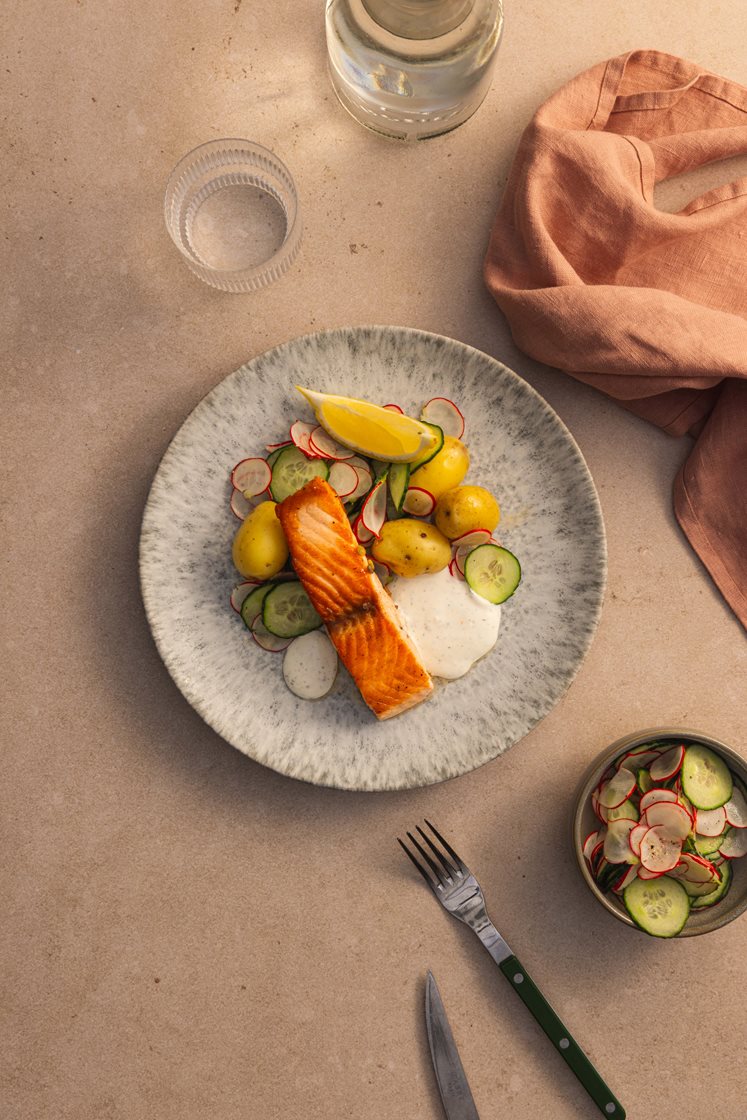Pannestekt ørret med agurksalat, kokte poteter og urtedressing