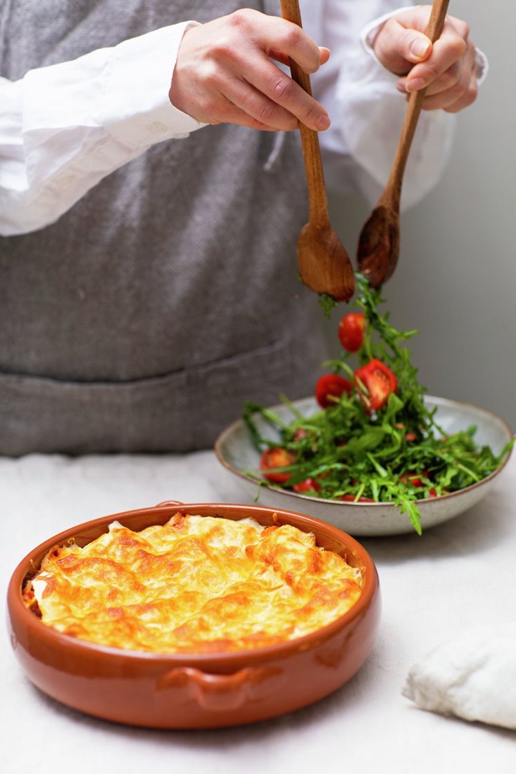 Hjemmelaget lasagne med fersk timian og ruccola- og tomatsalat