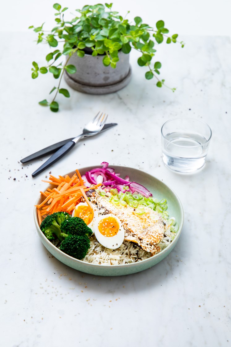 Ricebowl med sprøstekt aubergine, brokkoli og sataysaus