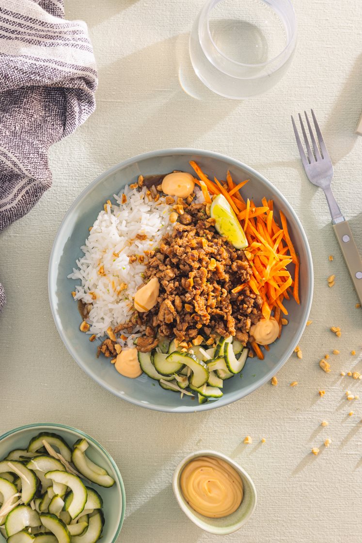 Rice bowl med hoisinstekt kjøttdeig, løk, lettsyltet agurk, chilimajones og peanøtter