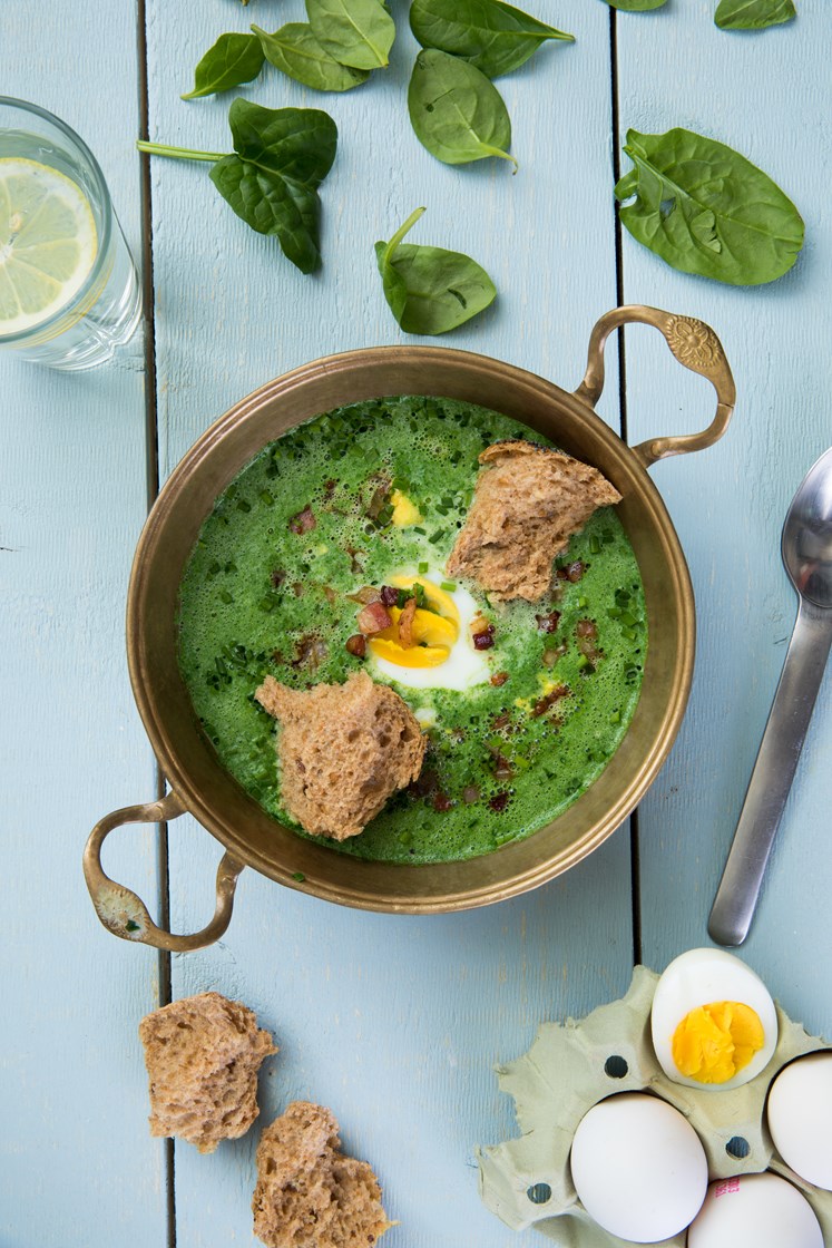 Spinatsuppe med bacon, egg og gressløk servert med steinovnsbakte rundstykker