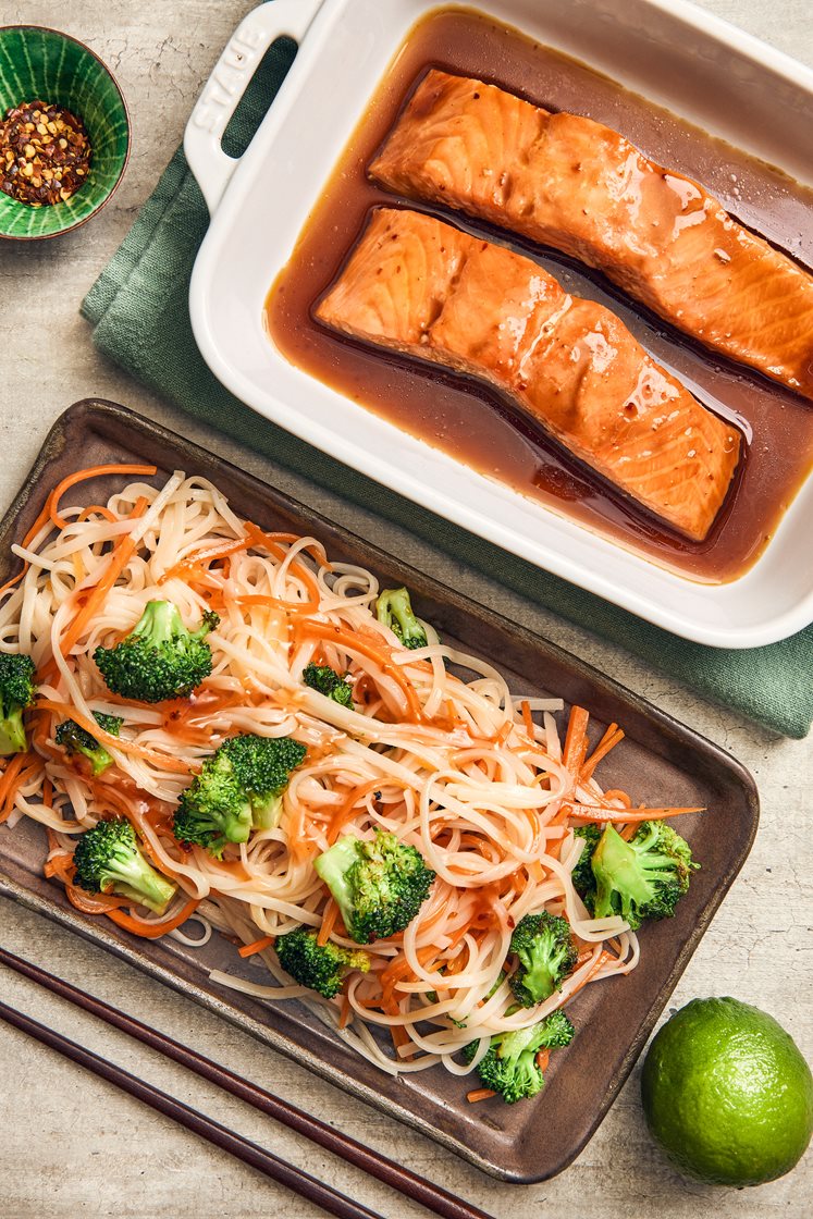 Varm nudelsallad med broccoli och teriyakibakad lax