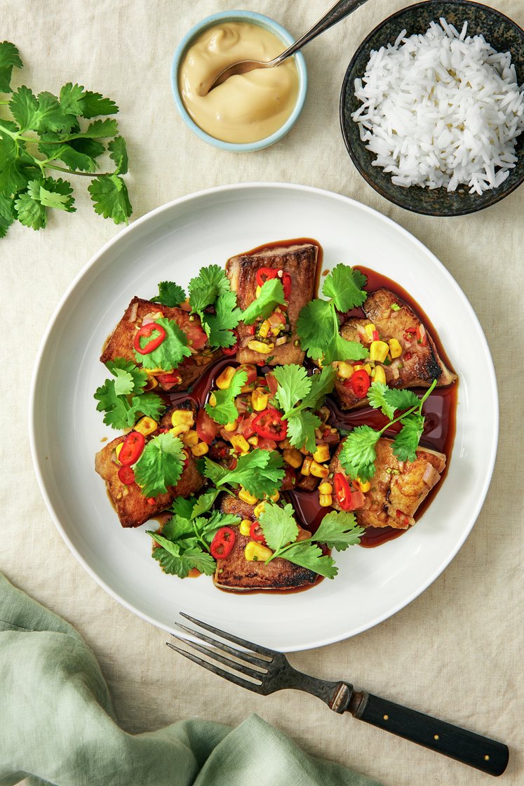 Lime- och sojamarinerad rödstrimma med chili, koriander och rostad majs