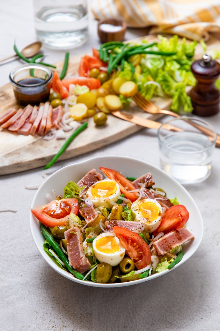 Niçoise-salat med fersk tunfisk, egg og balsamicovinaigrette