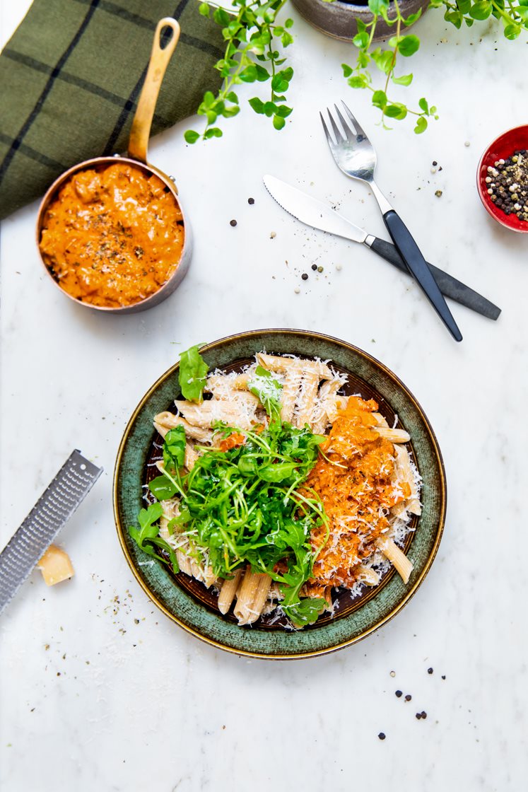 Pastapanne med tomat- og kjøttsaus og ruccolasalat, toppet med Grande Premium-ost