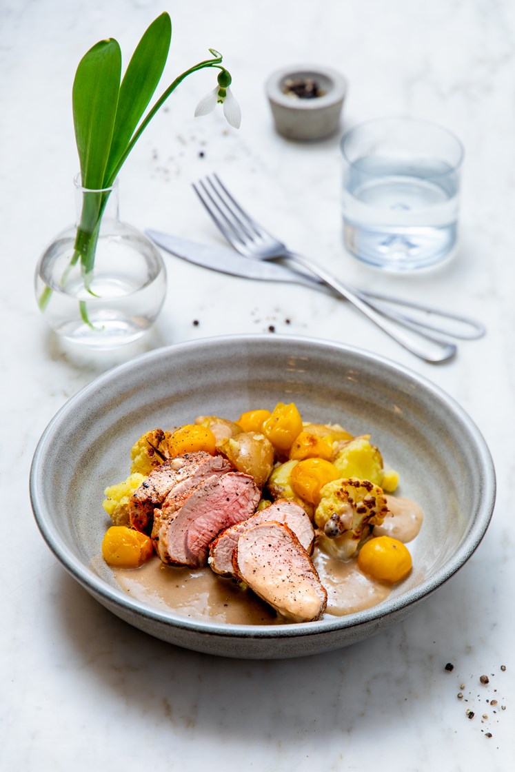 Marinert ytrefilet av svin med ovnsbakte cherrytomater og soppsaus 