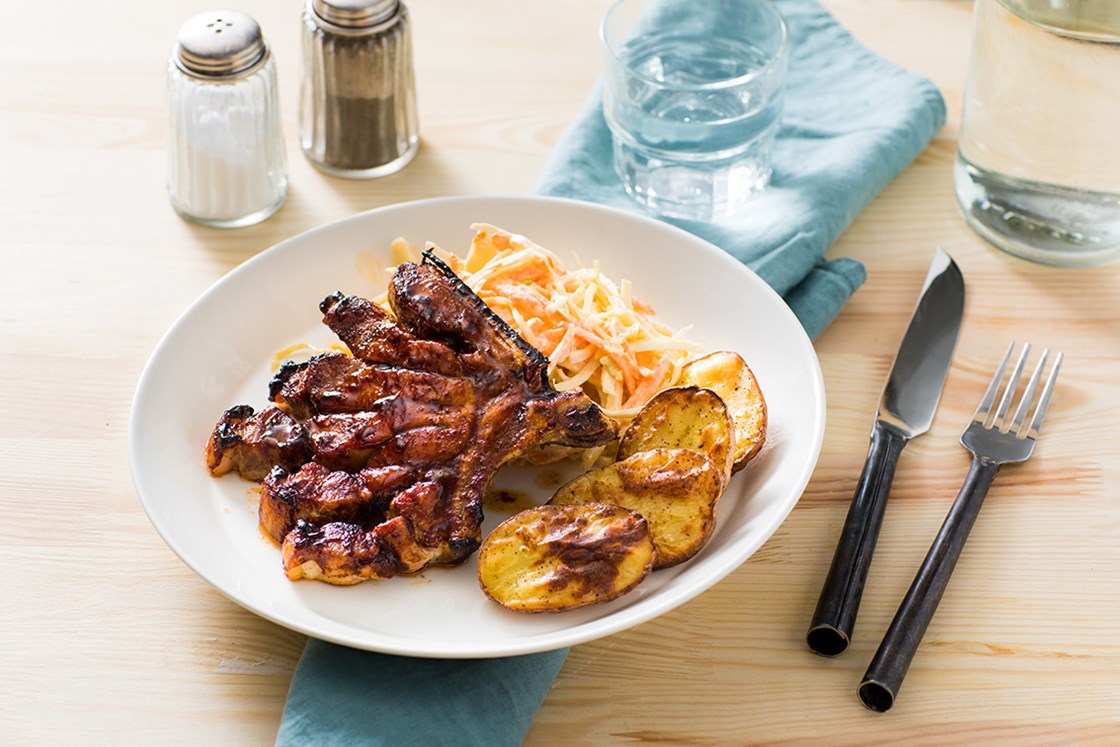 Høvdingkoteletter i BBQ-saus med potetbåter og coleslaw