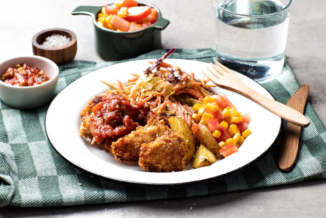 Kyllingnuggets med ovnsbakte poteter og coleslaw