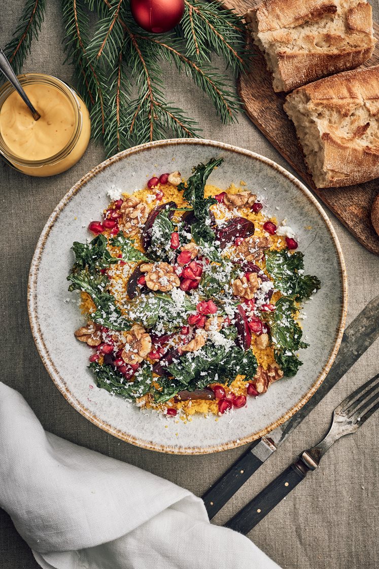 Vintersallad med saffranscouscous, rostade betor, valnötter och chèvresnö