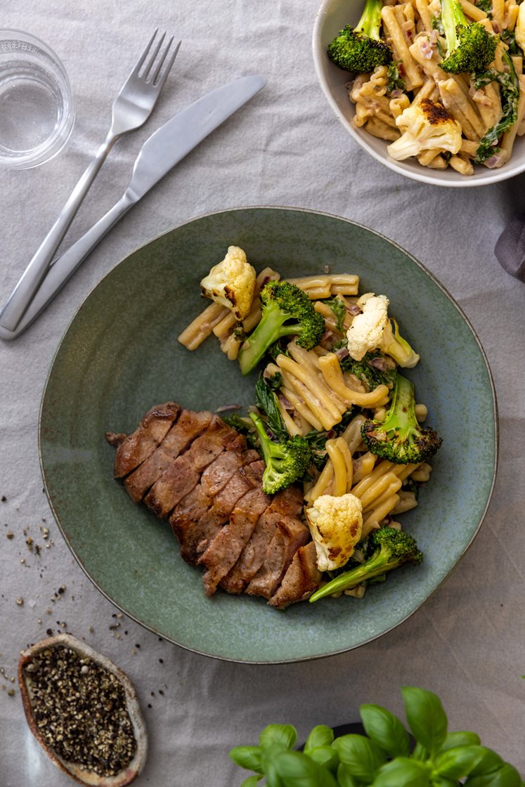 Stekt svinekam og steinsoppkremet pasta med brokkoli og blomkål